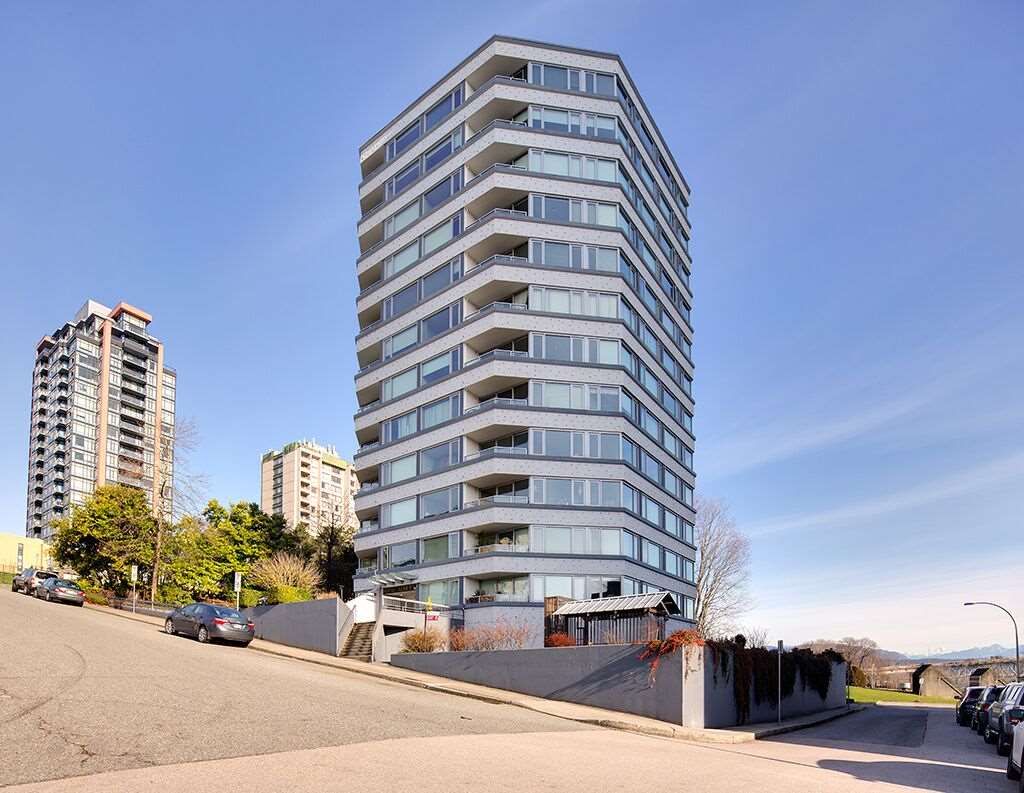 Main Photo: 204 31 ELLIOT Street in New Westminster: Downtown NW Condo for sale in "ROYAL ALBERT TOWERS" : MLS®# R2437165