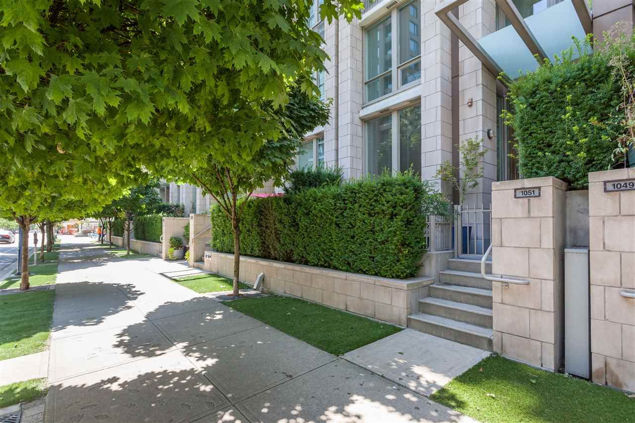 Main Photo: 1051 RICHARDS Street in Vancouver: Downtown VW Townhouse for sale in "DONOVAN" (Vancouver West)  : MLS®# R2198101