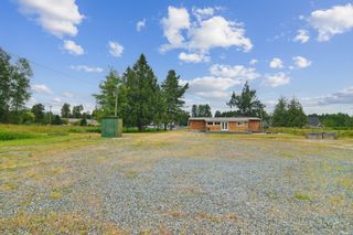 Photo 4: 21815 8 Avenue in Langley: Campbell Valley Manufactured Home for sale in "Campbell Valley" : MLS®# R2759726