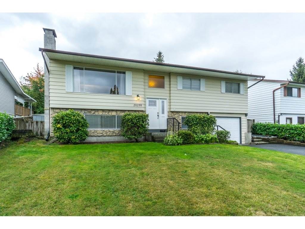 Main Photo: 20250 48 Avenue in Langley: Langley City House for sale : MLS®# R2305434