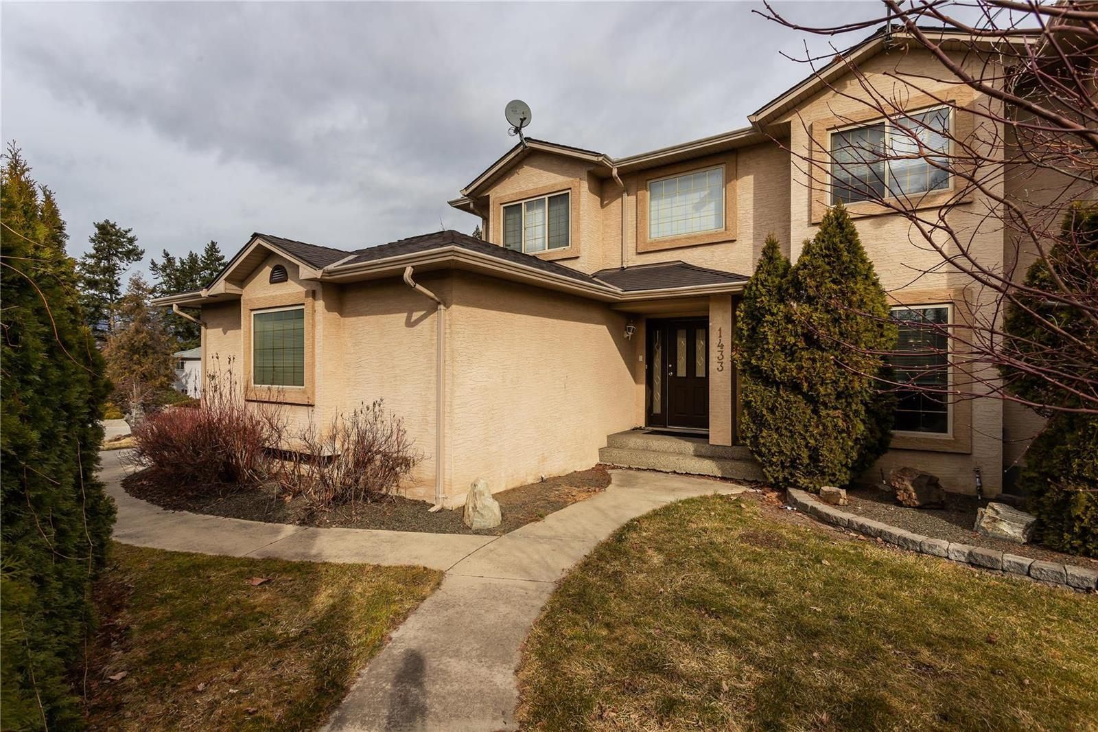 Main Photo: 1433 Cherry Crescent, W in Kelowna: House for sale : MLS®# 10272434