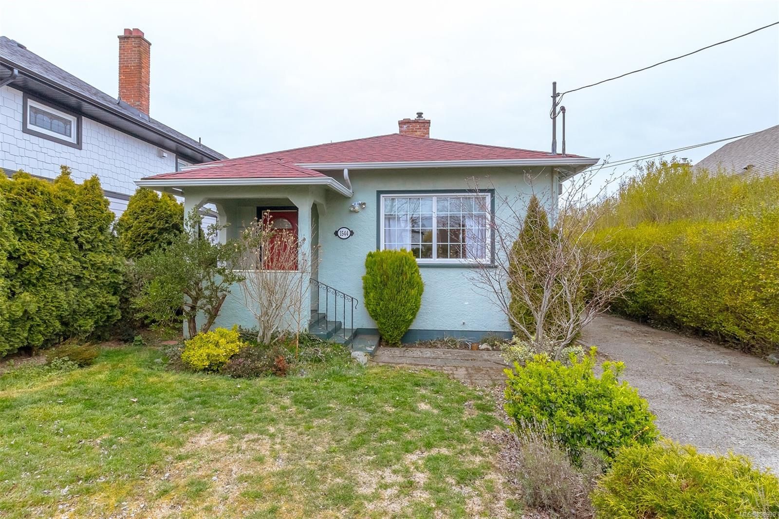 Main Photo: 1544 Burton Ave in Victoria: Vi Oaklands House for sale : MLS®# 898939
