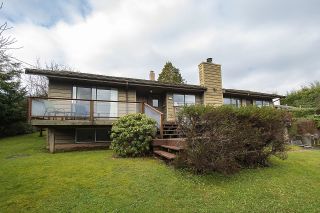 Photo 2: 731 BEACHVIEW Drive in North Vancouver: Dollarton House for sale : MLS®# R2651259
