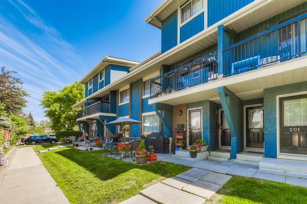 Main Photo: 204 2200 Woodview Drive SW in Calgary: Woodlands Row/Townhouse for sale : MLS®# A1126701