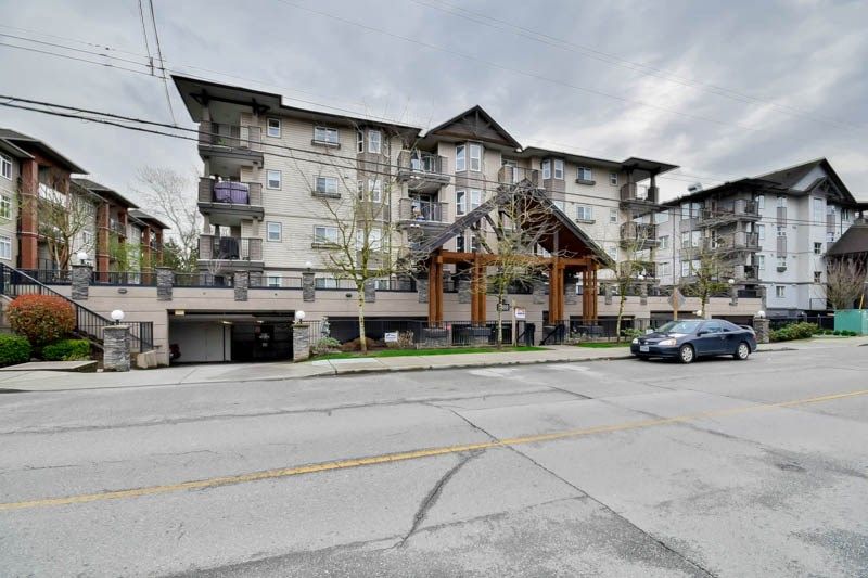 Main Photo: 307 5488 198 Street in Langley: Langley City Condo for sale in "BROOKLYN WYND" : MLS®# R2044430