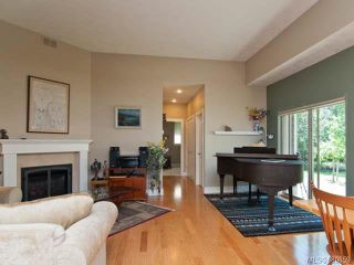 Photo 3: 122 2315 Suffolk Cres in COURTENAY: CV Crown Isle Row/Townhouse for sale (Comox Valley)  : MLS®# 680859