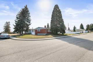 Photo 5: 10404 8 Street SW in Calgary: Southwood Detached for sale : MLS®# A2124975