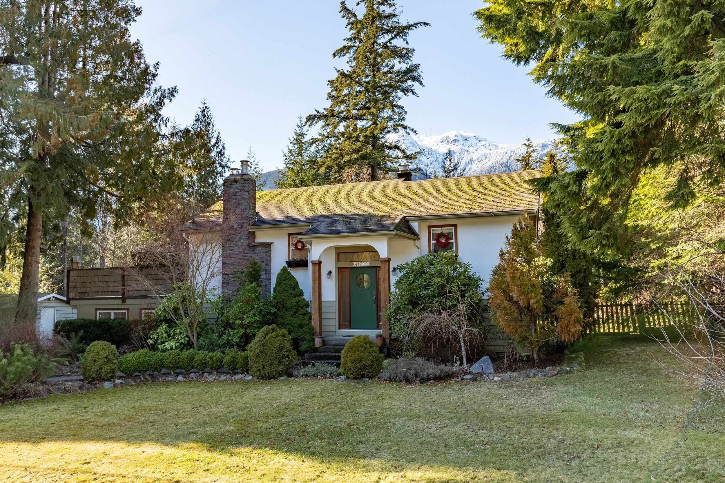 Main Photo: 41709 REID Road in Squamish: Brackendale House for sale : MLS®# R2753432