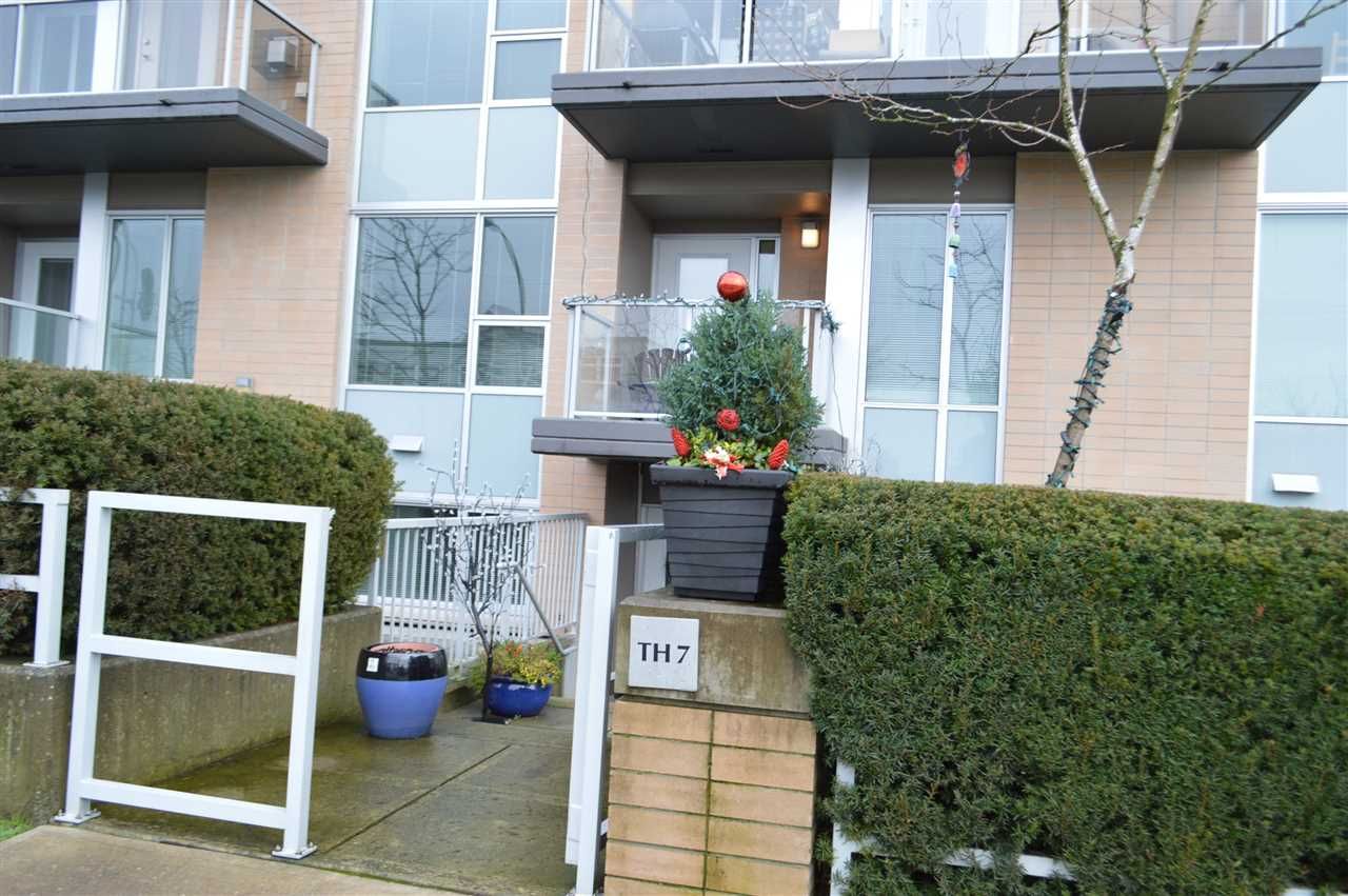 Main Photo: TH7 1288 CHESTERFIELD AVENUE in North Vancouver: Central Lonsdale Townhouse for sale : MLS®# R2021628