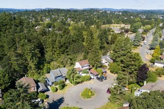 Photo 2: 685 Daffodil Ave in Saanich: SW Marigold House for sale (Saanich West)  : MLS®# 882390