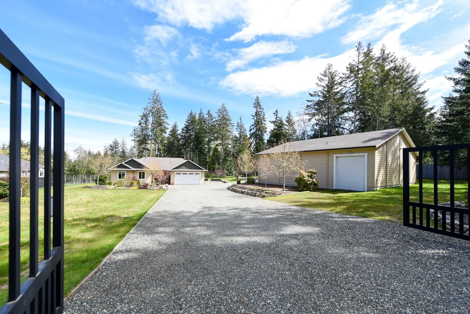 Main Photo: 2272 Waveland Rd in Courtenay: CV Courtenay North House for sale (Comox Valley)  : MLS®# 900679