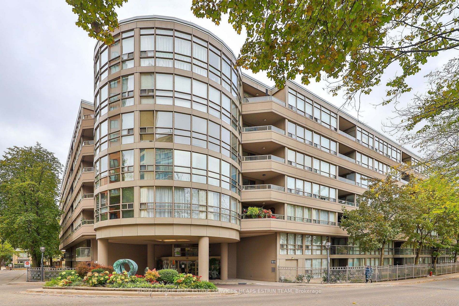 Main Photo: 405 18 Lower Village Gate in Toronto: Forest Hill South Condo for sale (Toronto C03)  : MLS®# C7344652