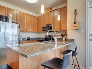 Photo 4: 302 9751 Fourth St in Sidney: Si Sidney South-East Condo for sale : MLS®# 942465