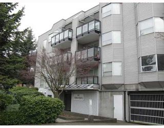 Photo 1: 305 1550 CHESTERFIELD Avenue in North_Vancouver: Central Lonsdale Condo for sale in "THE CHESTERS" (North Vancouver)  : MLS®# V694298