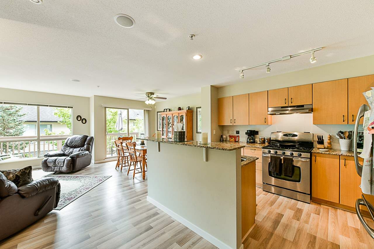 Main Photo: 85 20350 68 Avenue in Langley: Willoughby Heights Townhouse for sale in "Sunridge" : MLS®# R2365832