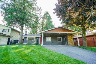 Photo 1: 5901 ABERDEEN Street in Surrey: Cloverdale BC House for sale in "Jersey Hills" (Cloverdale)  : MLS®# R2383785