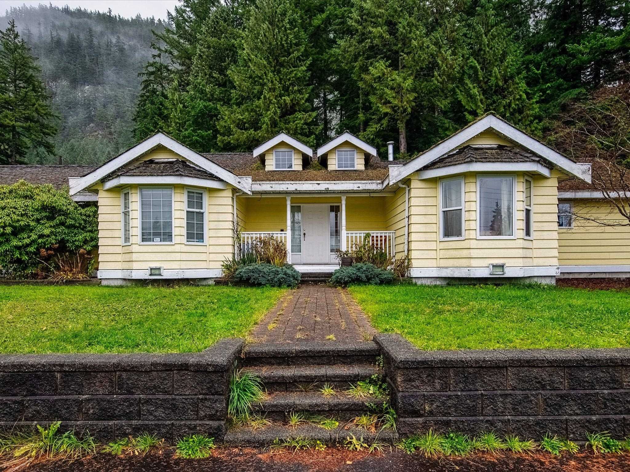 Main Photo: 1700 DEPOT Road in Brackendale: Tantalus House for sale in "BRACKENDALE" (Squamish)  : MLS®# R2641046