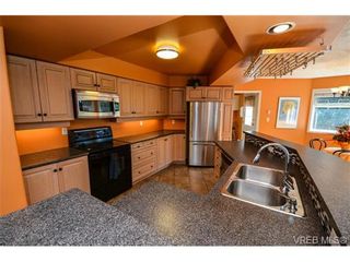 Photo 6: 121 Rockcliffe Pl in VICTORIA: La Thetis Heights House for sale (Langford)  : MLS®# 734804