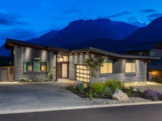 Photo 1: 41165 ROCKRIDGE Place in Squamish: Tantalus House for sale : MLS®# R2167179