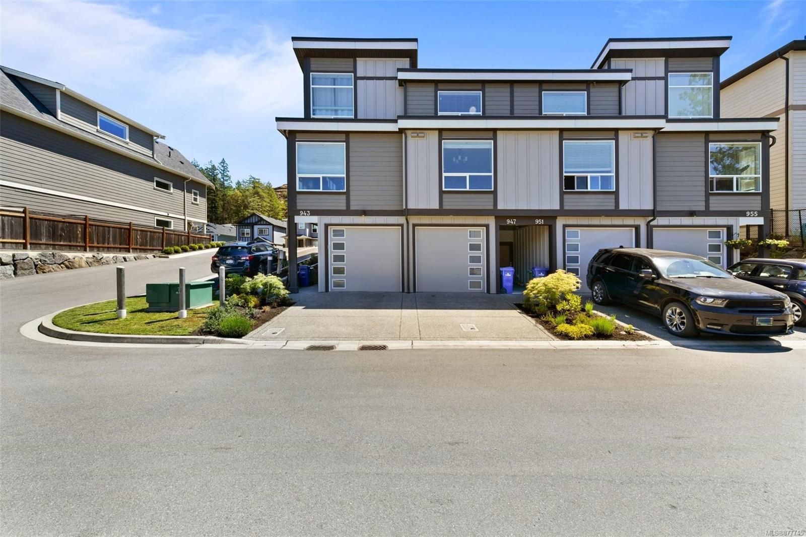 Main Photo: 947 Warbler Close in Langford: La Happy Valley Row/Townhouse for sale : MLS®# 877745