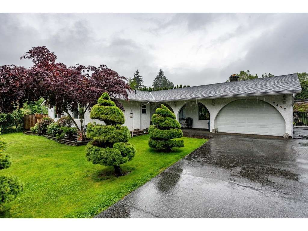 Main Photo: 2492 CAMERON Crescent in Abbotsford: Abbotsford East House for sale : MLS®# R2464314