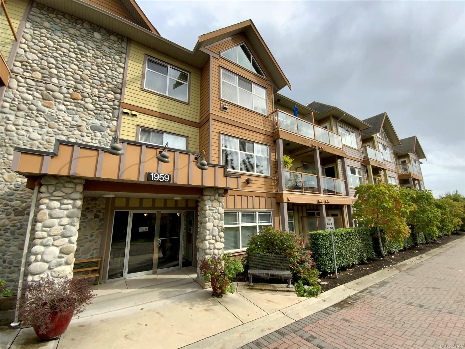 Main Photo: 202 1959 Polo Park Crt in Central Saanich: CS Saanichton Condo for sale : MLS®# 857045