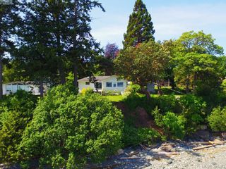 Photo 2: 8643 Lochside Dr in NORTH SAANICH: NS Bazan Bay House for sale (North Saanich)  : MLS®# 786921
