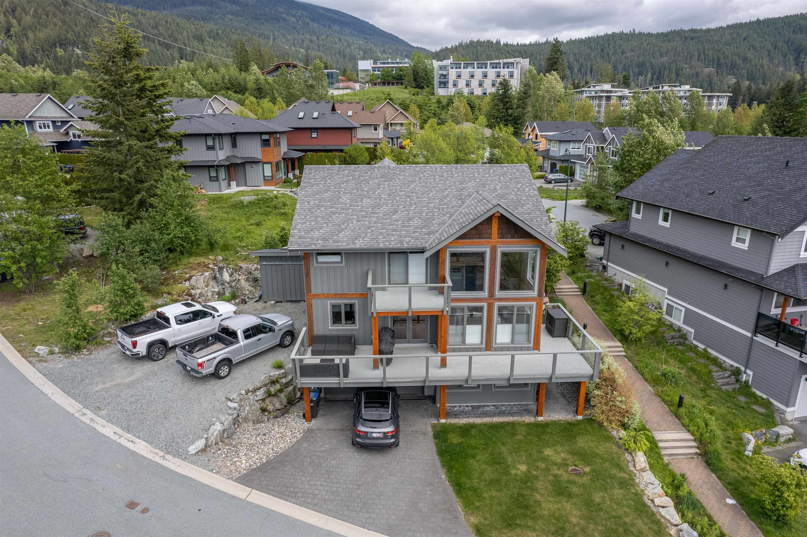 Main Photo: 2939 STRANGWAY Place in Squamish: University Highlands House for sale in "University Heights" : MLS®# R2727146