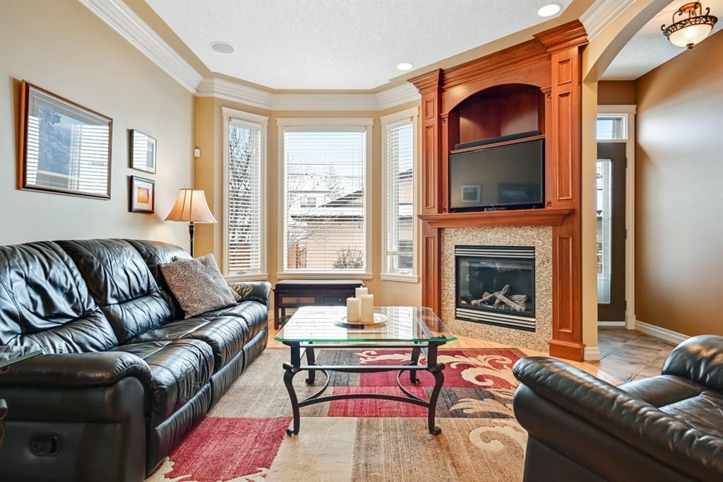 Main Photo: 604 21 Avenue NW in Calgary: Mount Pleasant Detached for sale : MLS®# A1177455