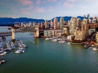 Photo 1: 402 1000 BEACH AVENUE in Vancouver: Yaletown Condo for sale (Vancouver West)  : MLS®# R2637579