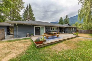 Photo 3: 1333-35 ZENITH Road in Squamish: Brackendale House for sale in "Brackendale" : MLS®# R2603570