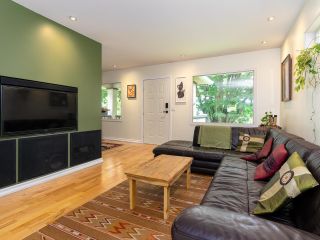 Photo 3: 956 E 17TH Avenue in Vancouver: Fraser VE House for sale (Vancouver East)  : MLS®# R2707244