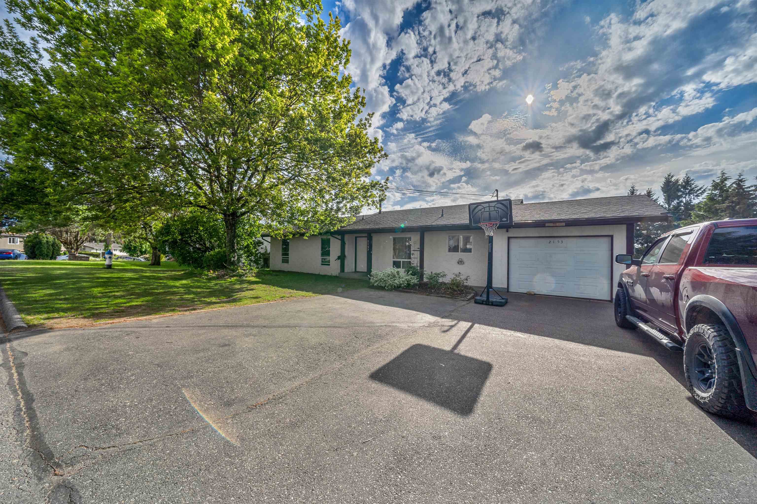 Main Photo: 2153 DOLPHIN Crescent in Abbotsford: Abbotsford West House for sale : MLS®# R2881665