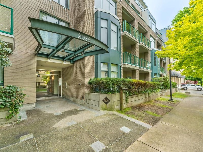FEATURED LISTING: 406 - 2028 11TH Avenue West Vancouver