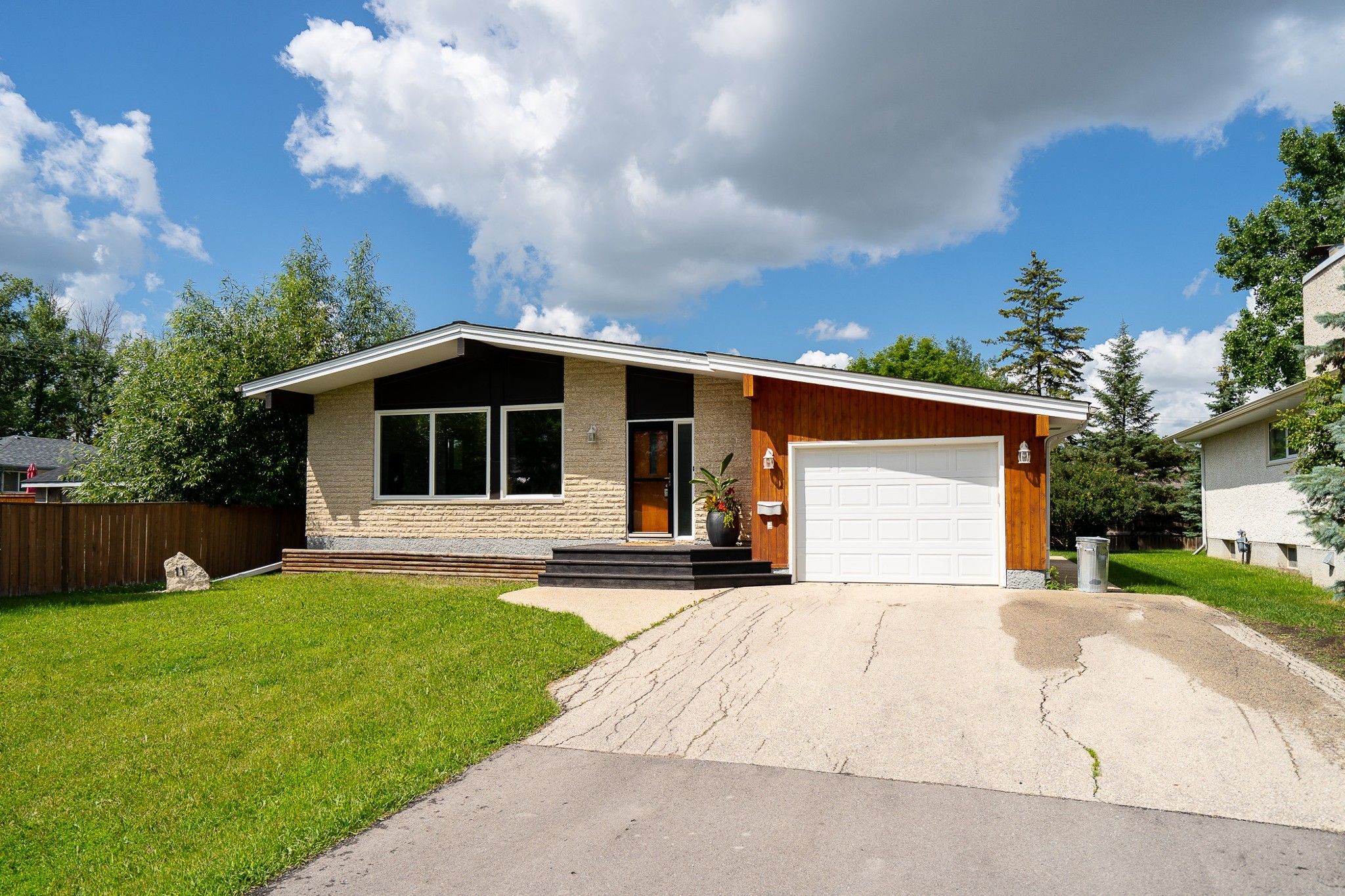 Main Photo: 11 McDowell Drive in Winnipeg: Single Family Detached for sale