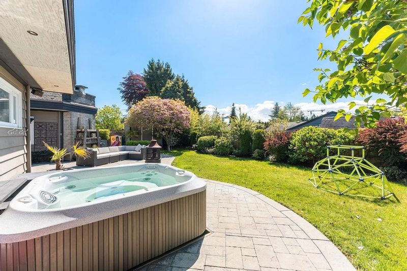 FEATURED LISTING: 1271 PINEWOOD Crescent North Vancouver