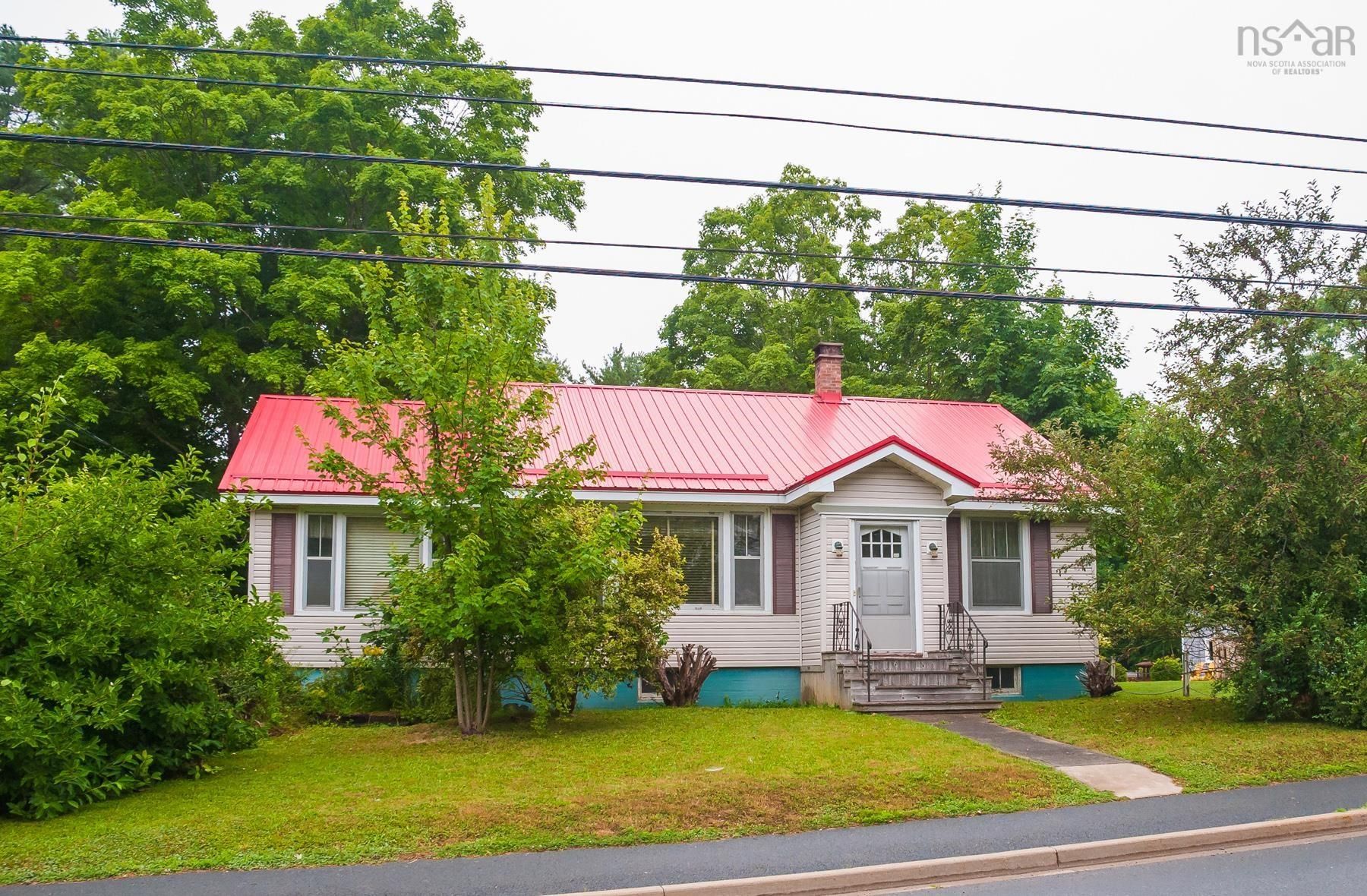 Main Photo: 223 Aberdeen Road in Bridgewater: 405-Lunenburg County Residential for sale (South Shore)  : MLS®# 202219065