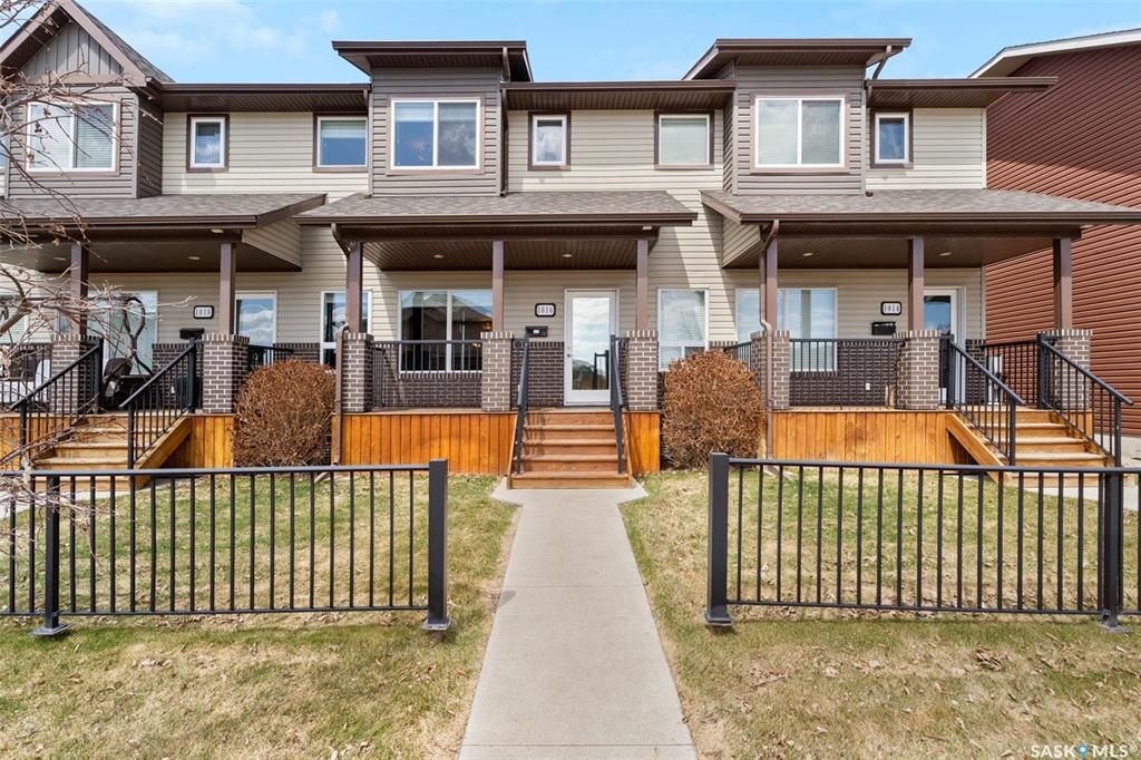 Main Photo: 1016 Willowgrove Crescent in Saskatoon: Willowgrove Residential for sale : MLS®# SK928094