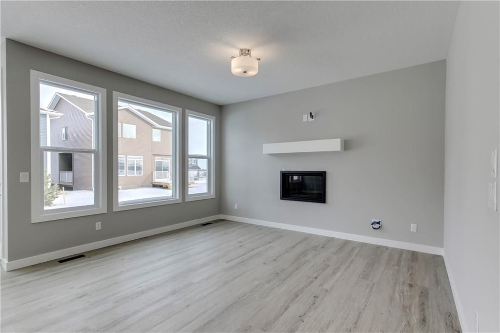 Photo 8: Photos: 56 Creekside Green SW in Calgary: C-168 Detached for sale : MLS®# C4286836