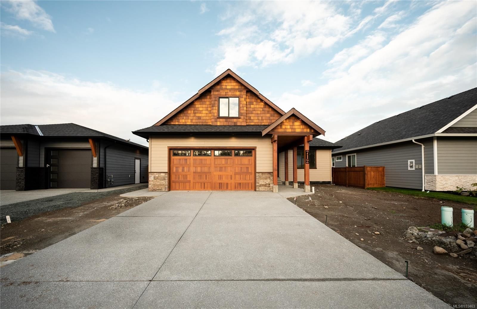 Main Photo: 712 Salmonberry St in Campbell River: CR Willow Point House for sale : MLS®# 933463