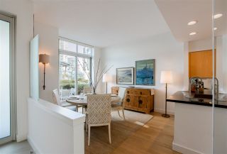 Photo 6: THC 1199 MARINASIDE Crescent in Vancouver: Yaletown Townhouse for sale in "AQUARIUS MEWS" (Vancouver West)  : MLS®# R2353391