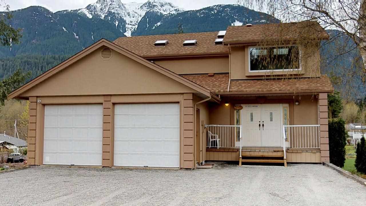 Main Photo: 41955 BIRKEN Road in Squamish: Brackendale House for sale in "Brackendale" : MLS®# R2259275