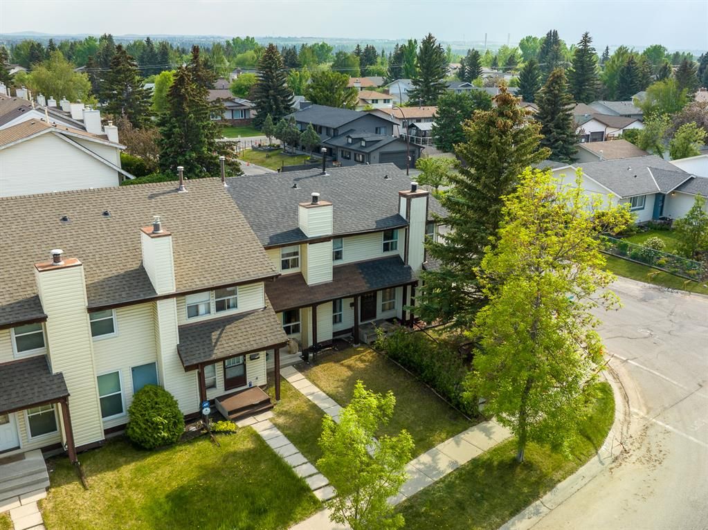 Main Photo: 2215 Woodview Drive SW in Calgary: Woodlands Row/Townhouse for sale : MLS®# A2051211