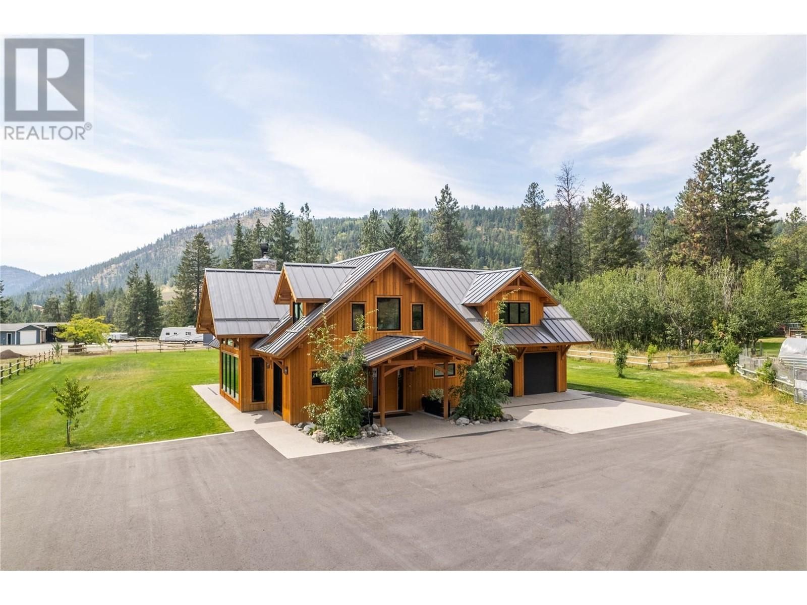 Main Photo: 6400 KEYES Avenue in Peachland: House for sale : MLS®# 10300354
