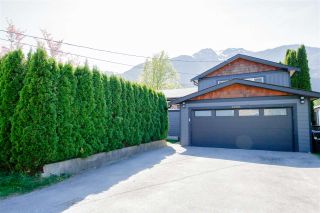Photo 2: 41521 GRANT Road in Squamish: Brackendale House for sale : MLS®# R2442206