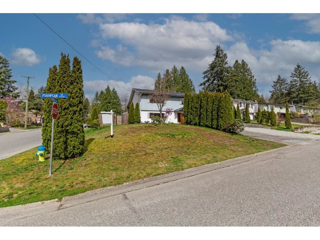 Photo 2: Photos: 32533 PTARMIGAN Avenue in Mission: Mission BC House for sale : MLS®# R2675363