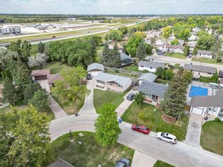 Photo 3: 23 Collingham Bay in Winnipeg: Charleswood Residential for sale (1H)  : MLS®# 202324862