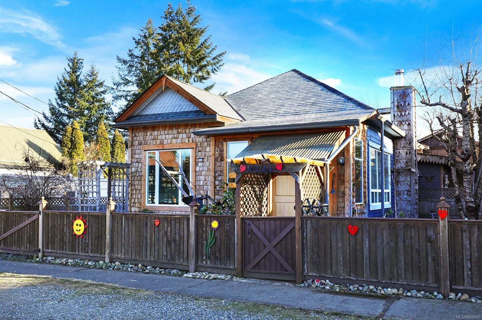 Main Photo: 2721 Penrith Ave in Cumberland: CV Cumberland House for sale (Comox Valley)  : MLS®# 869541
