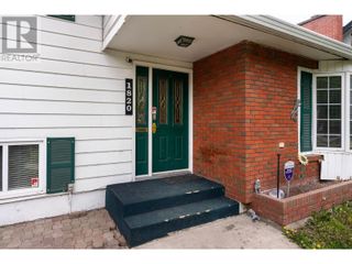 Photo 3: 1820 Abbott Street in Kelowna: House for sale : MLS®# 10313465