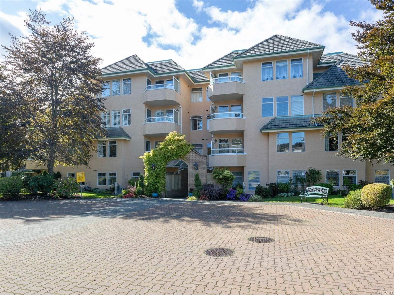 Main Photo: 306 2311 Mills Rd in Sidney: Si Sidney North-East Condo for sale : MLS®# 922013
